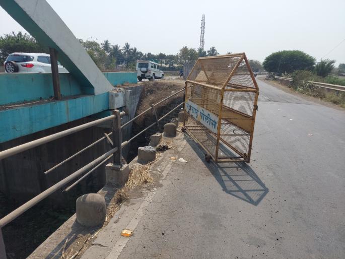 The broken walls of the old bridge demand immediate repair | जुन्या पुलाचे तुटलेले कठडे तातडीने दुरुस्तीची मागणी