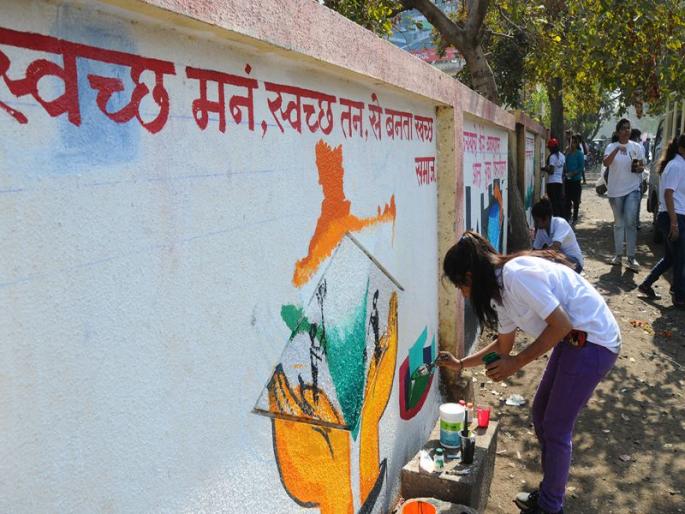 'Ojswini' students paint 500 vines painted in five days in Venamobod | ‘ओजस्विनी’च्या विद्यार्थ्यांनी विनामोबदला पाच दिवसात रंगविल्या ५०० भिंती 'Ojswini' students paint 500 vines painted in five days in Venamobod | ‘ओजस्विनी’च्या विद्यार्थ्यांनी विनामोबदला पाच दिवसात रंगविल्या ५०० भिंती
