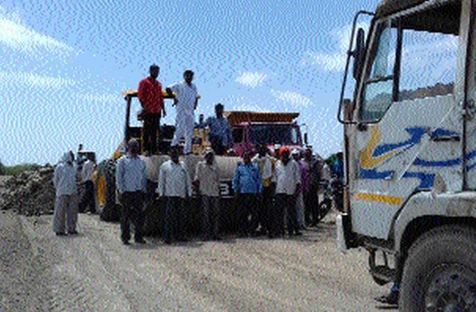 The work of four-lane highway closed four hours | चार तास बंद पाडले महामार्ग चौपदरीकरणाचे काम The work of four-lane highway closed four hours | चार तास बंद पाडले महामार्ग चौपदरीकरणाचे काम