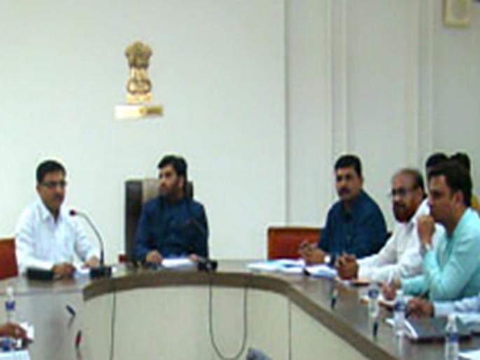 Minority Commission review meeting conducted by senior clerk | वरिष्ठ लिपिकाने हाताळली अल्पसंख्यांक आयोगाची आढावा बैठक Minority Commission review meeting conducted by senior clerk | वरिष्ठ लिपिकाने हाताळली अल्पसंख्यांक आयोगाची आढावा बैठक