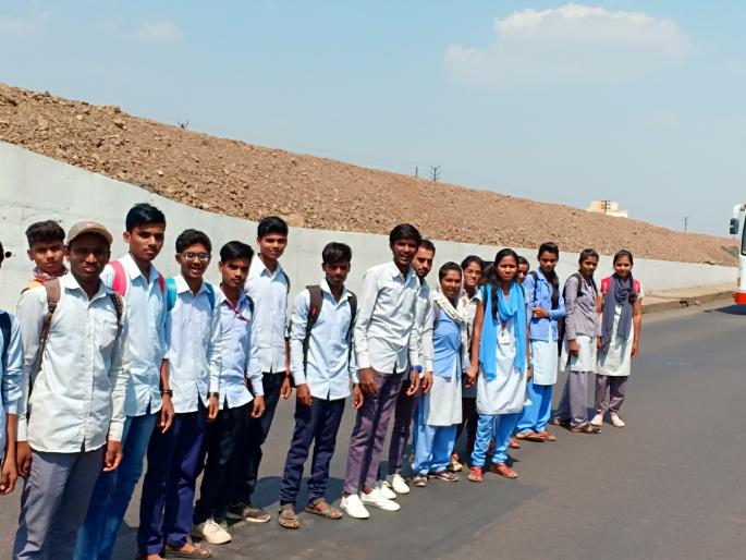 Students will vie for the driver's compulsion | बस चालकांच्या मुजोरीपुढे विध्यार्थी वैतागले Students will vie for the driver's compulsion | बस चालकांच्या मुजोरीपुढे विध्यार्थी वैतागले