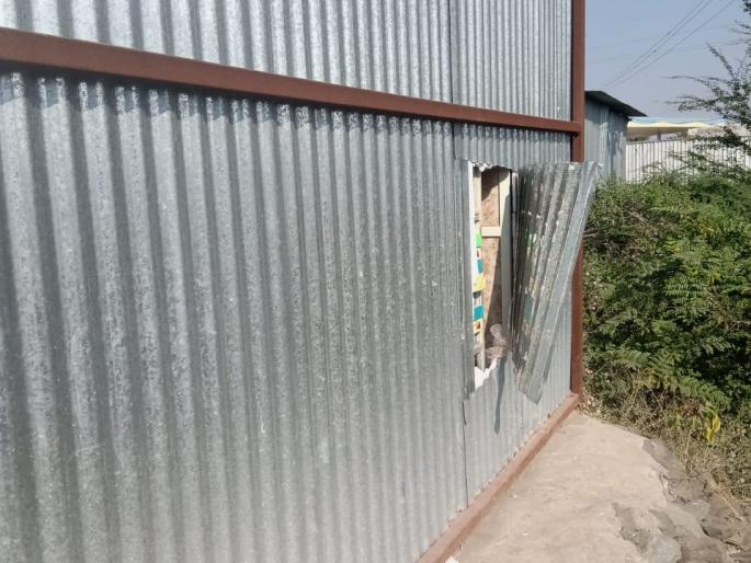 A shop in Patoda broke into a brave adventure | पाटोदा येथे दुकान फोडून धाडसी चोरी