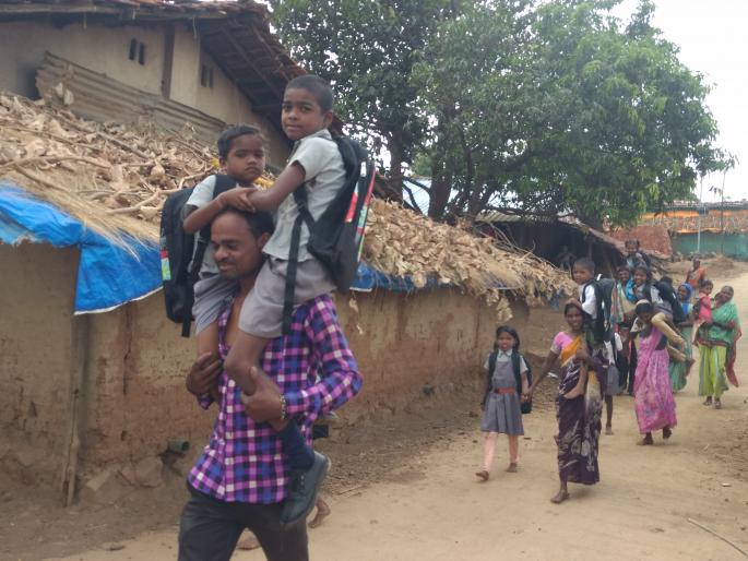 Mom, I want to go to school ... don't let me go ..!; Chimukalya in Peth was attracted to school | आई मला शाळेला जायचंय... जाऊ दे ना वं..!; पेठमधील चिमुकल्यांना लागली शाळेची ओढ Mom, I want to go to school ... don't let me go ..!; Chimukalya in Peth was attracted to school | आई मला शाळेला जायचंय... जाऊ दे ना वं..!; पेठमधील चिमुकल्यांना लागली शाळेची ओढ