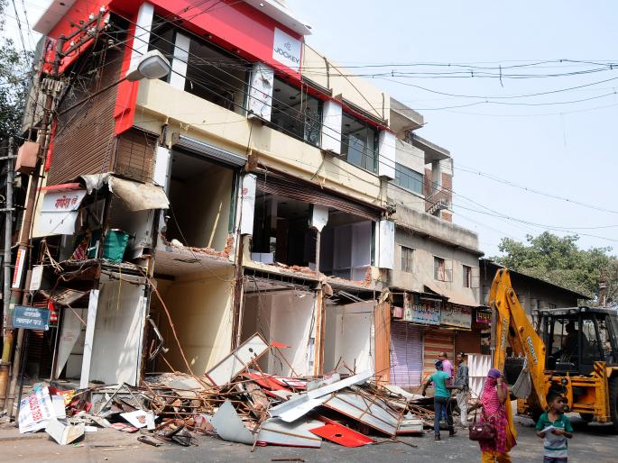 Hammer on three-storey unauthorized building on Dahi Pulka | नाशकात दहीपूलावरील तीनमजली अनधिकृत इमारतीवर हातोडा Hammer on three-storey unauthorized building on Dahi Pulka | नाशकात दहीपूलावरील तीनमजली अनधिकृत इमारतीवर हातोडा