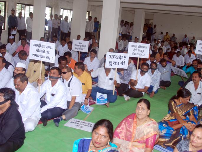 Protests by anti-panel activists bandaged their mouths | विरोधी पॅनलच्या कार्यकर्त्यांनी तोंडाला पट्टी बांधून केले आंदोलन Protests by anti-panel activists bandaged their mouths | विरोधी पॅनलच्या कार्यकर्त्यांनी तोंडाला पट्टी बांधून केले आंदोलन
