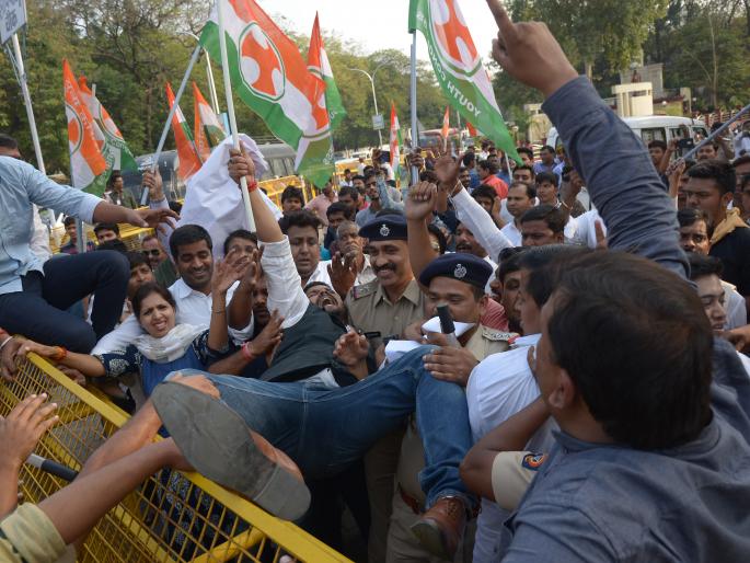 Youth Congress aggressive against Bhagwat in Nagpur | नागपुरात भागवत यांच्या विरोधात युवक काँग्रेस आक्रमक Youth Congress aggressive against Bhagwat in Nagpur | नागपुरात भागवत यांच्या विरोधात युवक काँग्रेस आक्रमक