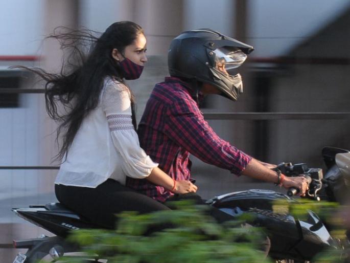 Flower understand, we are on fire ... we will not bow down! Valentine's Day festivities at the police station | फ्लॉवर समझे क्या, हम फायर है... झुकेंगे नहीं! पोलीस बंदोबस्तातही प्रेमीयुगुलांचा ‘व्हॅलेंटाईन डे’ जल्लोषात Flower understand, we are on fire ... we will not bow down! Valentine's Day festivities at the police station | फ्लॉवर समझे क्या, हम फायर है... झुकेंगे नहीं! पोलीस बंदोबस्तातही प्रेमीयुगुलांचा ‘व्हॅलेंटाईन डे’ जल्लोषात