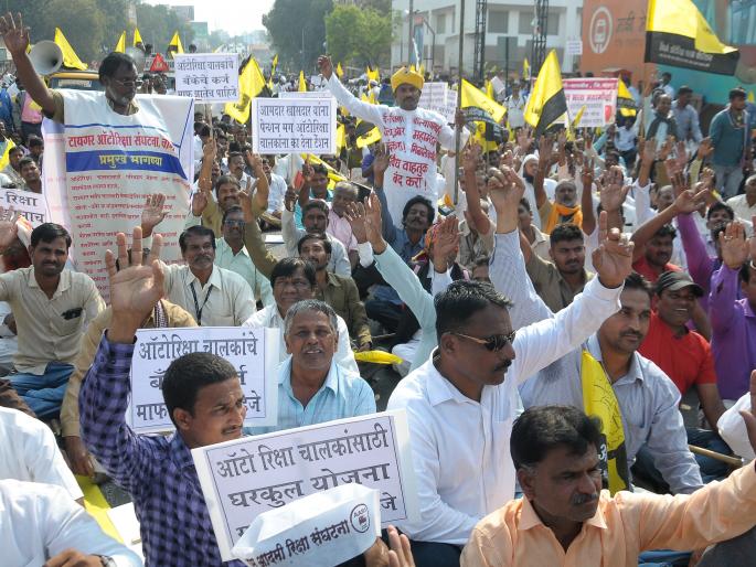 Establish a welfare corporation for autorickshaw drivers, : Huge morcha dashed | आॅटोरिक्षा चालकांसाठी कल्याणकारी महामंडळ स्थापन करा : मोर्चाची धडक