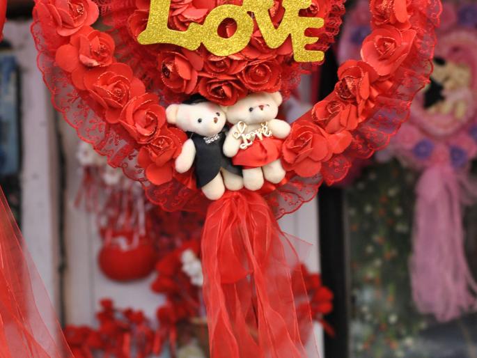 Nagpur Municipal Councilor Folis her husbonds Valentine's Day' | नागपुरात नगरसेविकेने उधळला नवऱ्याचा ‘व्हॅलेंटाईन डे’  Nagpur Municipal Councilor Folis her husbonds Valentine's Day' | नागपुरात नगरसेविकेने उधळला नवऱ्याचा ‘व्हॅलेंटाईन डे’