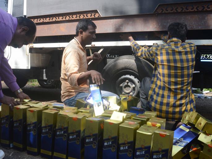 Alcohol trafficking in secret | छुप्या पद्धतीने परराज्यातून मद्य वाहतूक Alcohol trafficking in secret | छुप्या पद्धतीने परराज्यातून मद्य वाहतूक
