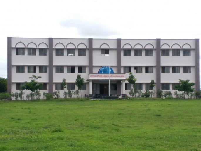 The unsanitary quarantine center at Pimpalgaon Baswant became shiny | पिंपळगाव बसवंत येथील अस्वच्छ क्वारण्टाइन सेंटर झाले चकाचक