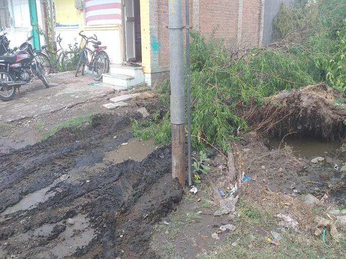 Poor houses, muddy roads, tumbling gutters: the deterioration of the police colony | पडकी घरे, चिखलमय रस्ते, तुंबलेल्या गटारी : पोलीस कॉलनीची दुरवस्था