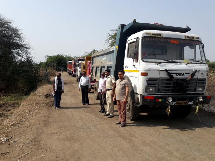 Parbhani: 14 trucks carrying illegal sand traffic! | परभणी : अवैध वाळू वाहतुकीचे चौदा ट्रक ताब्यात ! Parbhani: 14 trucks carrying illegal sand traffic! | परभणी : अवैध वाळू वाहतुकीचे चौदा ट्रक ताब्यात !