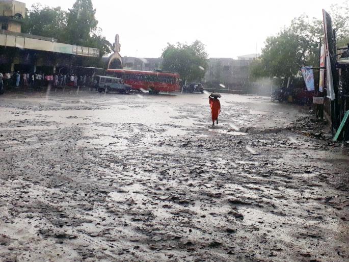 Parbhani: Waiting for repair in bus station area | परभणी : बसस्थानक परिसरात दुरुस्तीची प्रतीक्षा