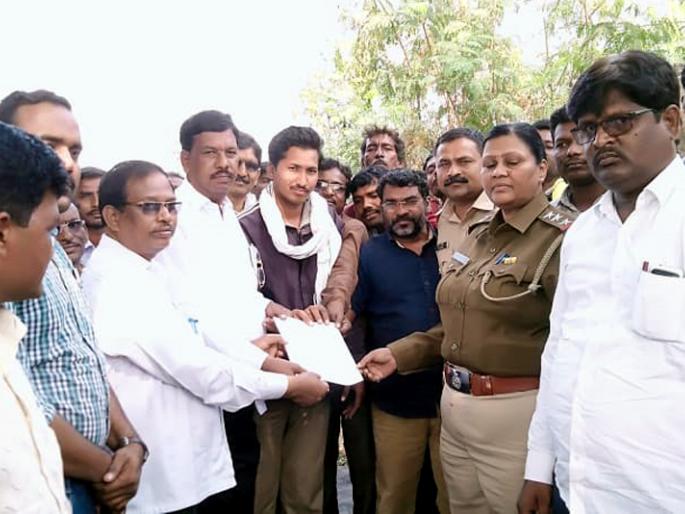 Parbhani; Preparation for funeral done before Gram Panchayat | परभणी ; ग्रामपंचायतीसमोर केली अंत्यसंस्काराची तयारी