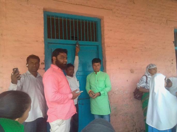 The locks cast by the parents to the Urdu school at Pachora | पाचोरा येथे उर्दू शाळेला पालकांनी ठोकले कुलूप The locks cast by the parents to the Urdu school at Pachora | पाचोरा येथे उर्दू शाळेला पालकांनी ठोकले कुलूप