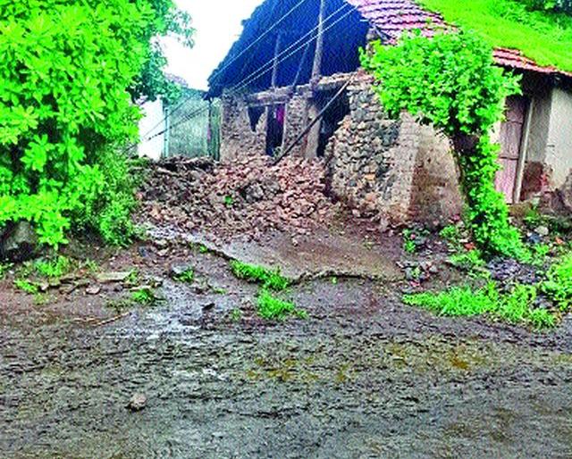 Damage to house due to incessant rains | संततधार पावसाने घराचे नुकसान Damage to house due to incessant rains | संततधार पावसाने घराचे नुकसान
