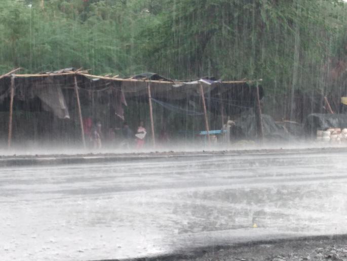 Heavy rains with strong winds in Ahmednagar city and some parts of the district | अहमदनगर शहर व जिल्ह्याच्या काही भागात वादळी वाºयासह जोरदार पाऊस  Heavy rains with strong winds in Ahmednagar city and some parts of the district | अहमदनगर शहर व जिल्ह्याच्या काही भागात वादळी वाºयासह जोरदार पाऊस