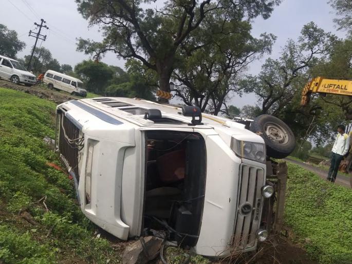 Tempo recovers 15 injured due to nudity of driver | चालकास डुलकी लागल्याने टेम्पो उलटून १५ जखमी Tempo recovers 15 injured due to nudity of driver | चालकास डुलकी लागल्याने टेम्पो उलटून १५ जखमी