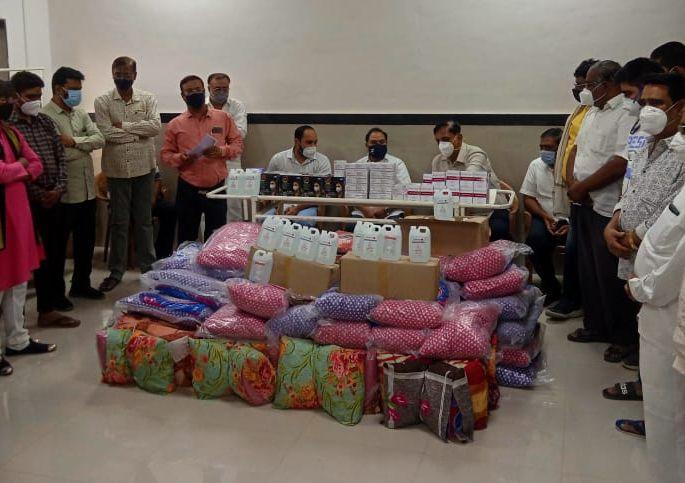 Khadse supporters donate medicine to Bhusawal Rural Hospital | खडसे समर्थकांतर्फे भुसावळ ग्रामीण रुग्णालयात औषधी सामग्रीची मदत Khadse supporters donate medicine to Bhusawal Rural Hospital | खडसे समर्थकांतर्फे भुसावळ ग्रामीण रुग्णालयात औषधी सामग्रीची मदत