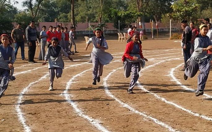 Sports Festival in JT Mahajan English Medium School in Faizpur | फैजपूरला जे.टी.महाजन इंग्लिश मीडियम स्कूलमध्ये क्रीडा महोत्सव उत्साहात