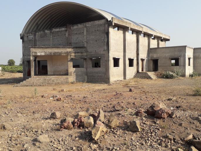 Work of Raver taluka sports complex stalled | रावेर तालुका क्रीडा संकुलाचे काम रखडले Work of Raver taluka sports complex stalled | रावेर तालुका क्रीडा संकुलाचे काम रखडले