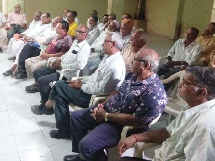Retired employees rally at Bhusawal to discuss various issues | भुसावळ येथे सेवानिवृत्त कर्मचाऱ्यांचा मेळावा विविध विषयांवर चर्चा Retired employees rally at Bhusawal to discuss various issues | भुसावळ येथे सेवानिवृत्त कर्मचाऱ्यांचा मेळावा विविध विषयांवर चर्चा