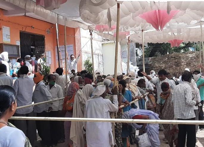 Baroda Bank closed for 7 days due to non-compliance with social distancing at Patonda | पातोंडा येथे सोशल डिस्टन्सिंग न पाळल्याने बडोदा बँक १५ दिवस बंद Baroda Bank closed for 7 days due to non-compliance with social distancing at Patonda | पातोंडा येथे सोशल डिस्टन्सिंग न पाळल्याने बडोदा बँक १५ दिवस बंद