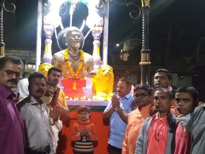 The first lamp to Chalisgaon is at the feet of Lord Shiva | चाळीसगावला पहिला दिवा शिवप्रभूंच्या चरणी The first lamp to Chalisgaon is at the feet of Lord Shiva | चाळीसगावला पहिला दिवा शिवप्रभूंच्या चरणी