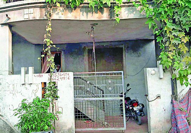 After the family moved out of Yawal, the thieves made the left | यावल येथे कुटुंब बाहेरगावी गेल्यानंतर चोरट्यांनी साधला डाव