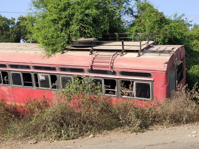 In Chalisgaon taluka, a bus broke down near Hirapur in a cramped pit | चाळीसगाव तालुक्यात हिरापूर जवळ स्टेरिंग तुटून बस कोसळली खड्ड्यात