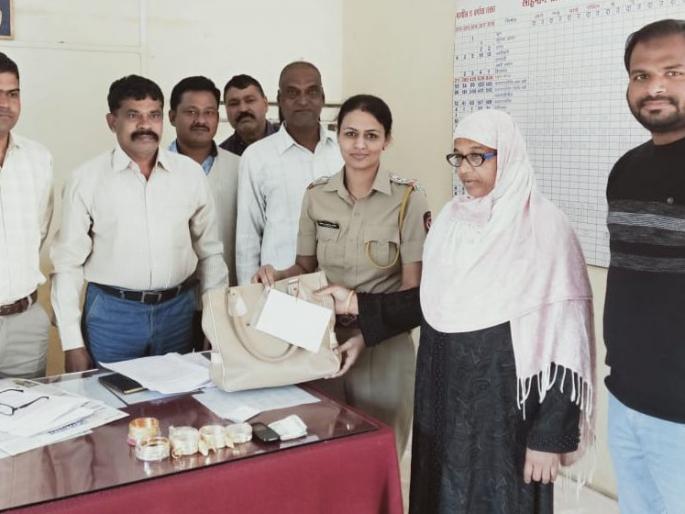 3,000 railway police pulled back from Howrah Mail | हावडा मेलमधून लांबविलेले ४३ हजार रेल्वे पोलिसांनी केले परत