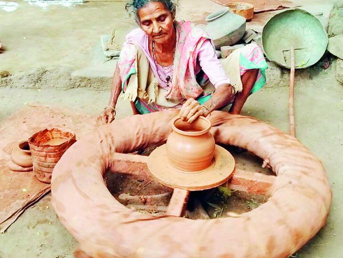 Ratnagiri: The traditional potters business, which was planted on the floating wheel, was made in the market | रत्नागिरी : फिरत्या चाकावर ती हाकतेय संसाराचा गाडा, जोपासला पारंपरिक कुंभार व्यवसाय Ratnagiri: The traditional potters business, which was planted on the floating wheel, was made in the market | रत्नागिरी : फिरत्या चाकावर ती हाकतेय संसाराचा गाडा, जोपासला पारंपरिक कुंभार व्यवसाय