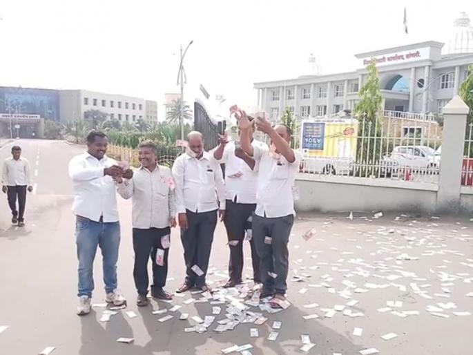 Sangli: Evacuation of symbolic notes from self-respecting collector's office | सांगली : स्वाभिमानीकडून जिल्हाधिकारी कार्यालयावर प्रतिकात्मक नोटांची उधळण Sangli: Evacuation of symbolic notes from self-respecting collector's office | सांगली : स्वाभिमानीकडून जिल्हाधिकारी कार्यालयावर प्रतिकात्मक नोटांची उधळण