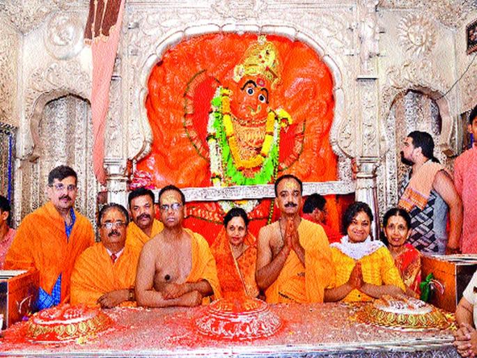 One and a half lakh devotees attend the fort | दीड लाख भाविकांची गडावर उपस्थिती One and a half lakh devotees attend the fort | दीड लाख भाविकांची गडावर उपस्थिती
