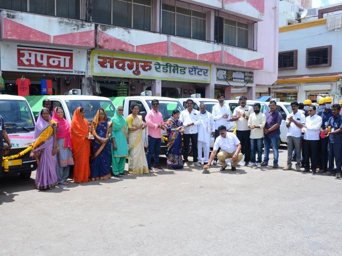 Gammon release of Chatana municipality | सटाणा नगरपालिकेच्या घंटागाड्यांचे लोकार्पण Gammon release of Chatana municipality | सटाणा नगरपालिकेच्या घंटागाड्यांचे लोकार्पण