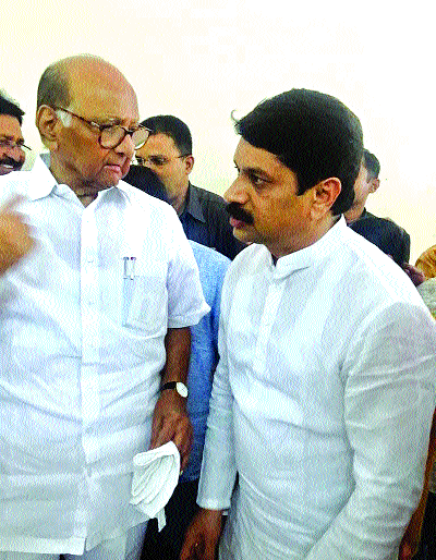 Loksabha riots in Wrestling Arena; Jadhav's close bond with Pawar | कुस्ती आखाड्यात लोकसभेची दंगल; जाधवांची पवारांशी जवळीक Loksabha riots in Wrestling Arena; Jadhav's close bond with Pawar | कुस्ती आखाड्यात लोकसभेची दंगल; जाधवांची पवारांशी जवळीक