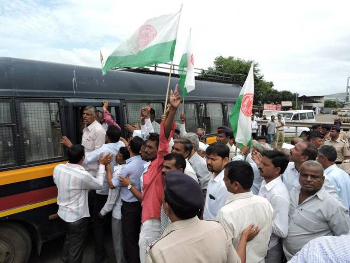 Stop the highway in Satara district for complete debt waiver | सरसकट कर्जमाफीसाठी सातारा जिल्'ात महामार्ग रोको