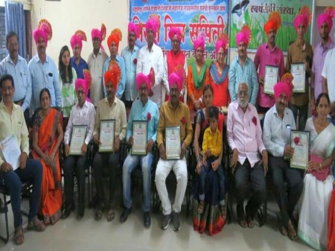 Honor of those who have contributed to the pollution free Diwali initiative in Dhule | धुळ्यात प्रदूषणमुक्त दिवाळी उपक्रमात योगदान देणाऱ्यांचा सत्कार Honor of those who have contributed to the pollution free Diwali initiative in Dhule | धुळ्यात प्रदूषणमुक्त दिवाळी उपक्रमात योगदान देणाऱ्यांचा सत्कार