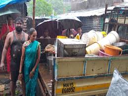 The huts came on the road again | झोपड्या आल्या पुन्हा रस्त्यावर The huts came on the road again | झोपड्या आल्या पुन्हा रस्त्यावर