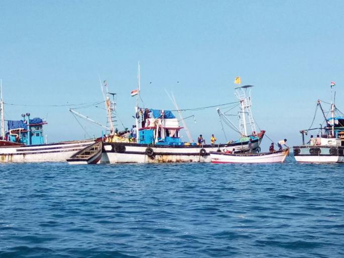 Sindhudurg: The fishermen's move from Zarband, Malvan, three-passenger boat in Goa | सिंधुदुर्ग : गोव्यातील तीन पर्ससीन नौका जेरबंद, मालवणच्या मच्छिमारांची चाल   Sindhudurg: The fishermen's move from Zarband, Malvan, three-passenger boat in Goa | सिंधुदुर्ग : गोव्यातील तीन पर्ससीन नौका जेरबंद, मालवणच्या मच्छिमारांची चाल