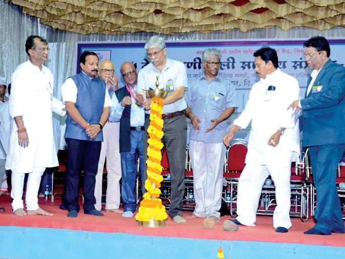 Sindhudurg: Malvani Boli should be adored by royalty: Gangaram Guankar | सिंधुदुर्ग : मालवणी बोलीला राजाश्रय मिळाला पाहिजे : गंगाराम गवाणकर Sindhudurg: Malvani Boli should be adored by royalty: Gangaram Guankar | सिंधुदुर्ग : मालवणी बोलीला राजाश्रय मिळाला पाहिजे : गंगाराम गवाणकर