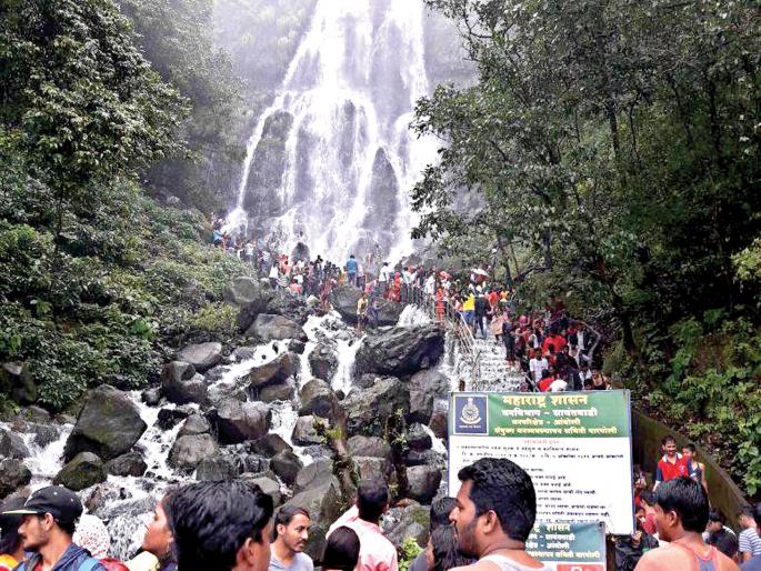 Sindhudurg: A small crowd of tourists in Amboli due to Shravanamas | सिंधुदुर्ग :श्रावणमासामुळे आंबोलीत पर्यटकांची तुरळक गर्दी Sindhudurg: A small crowd of tourists in Amboli due to Shravanamas | सिंधुदुर्ग :श्रावणमासामुळे आंबोलीत पर्यटकांची तुरळक गर्दी