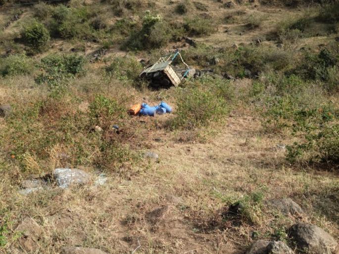 The car crashed into a gorge 150 feet deep | गाडी दीडशे फूट खोल दरीत कोसळली The car crashed into a gorge 150 feet deep | गाडी दीडशे फूट खोल दरीत कोसळली