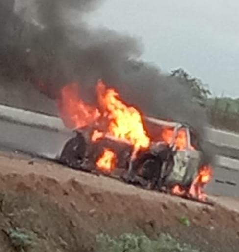 The burning car on the Sinnar-Shirdi highway | सिन्नर-शिर्डी महामार्गावर द बर्निंग कार चा थरार The burning car on the Sinnar-Shirdi highway | सिन्नर-शिर्डी महामार्गावर द बर्निंग कार चा थरार