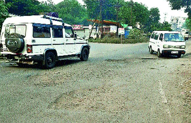 Empire of pits near the nub of the Dubere | डुबेरे नाक्याजवळ खड्ड्यांचे साम्राज्य Empire of pits near the nub of the Dubere | डुबेरे नाक्याजवळ खड्ड्यांचे साम्राज्य