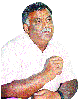 The working people ignore all the political parties | कष्टकरी जनतेकडे सर्वच राजकीय पक्षांचे दुर्लक्ष The working people ignore all the political parties | कष्टकरी जनतेकडे सर्वच राजकीय पक्षांचे दुर्लक्ष