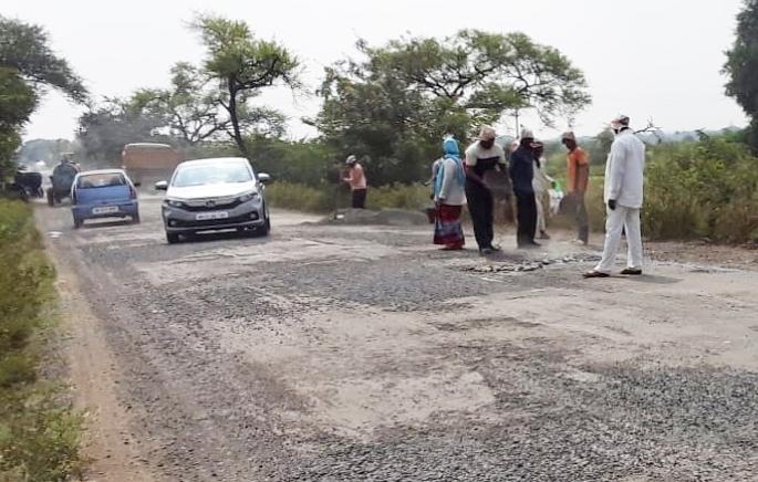 Solapur-Barshi road was finally repaired following the story of 'Lokmat' | ‘लोकमत’ च्या वृत्तानंतर अखेर सोलापूर-बार्शी रस्त्याची दुरुस्ती झाली सुरू Solapur-Barshi road was finally repaired following the story of 'Lokmat' | ‘लोकमत’ च्या वृत्तानंतर अखेर सोलापूर-बार्शी रस्त्याची दुरुस्ती झाली सुरू