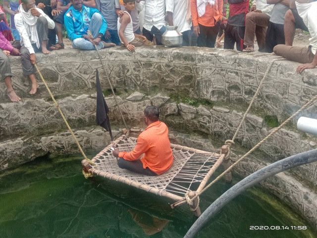 Sitting on a well bed for pure water | शुद्ध पाण्यासाठी विहीरित खाटेवर बसून आंदोलन Sitting on a well bed for pure water | शुद्ध पाण्यासाठी विहीरित खाटेवर बसून आंदोलन