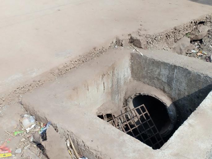 Risk due to flying thunderstorms | उडड्या गटारींमुळे धोका Risk due to flying thunderstorms | उडड्या गटारींमुळे धोका